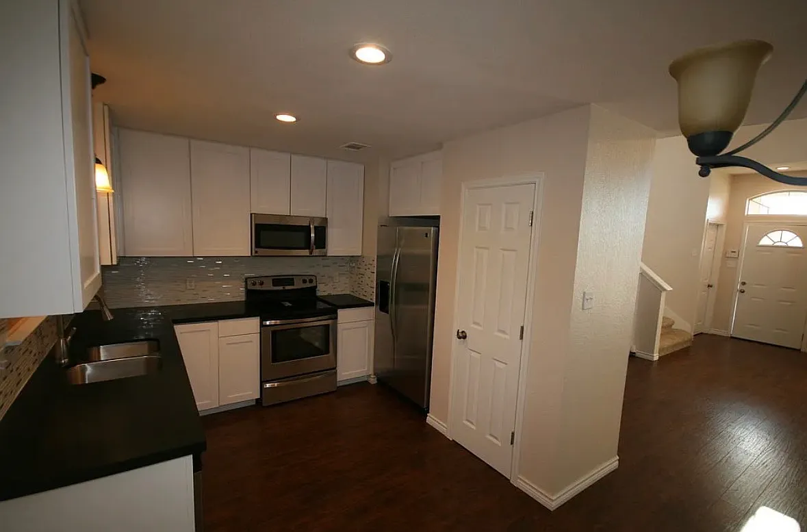 5 bed, 2.5 bath, 2095 sqft, $2,595 — Photo 4