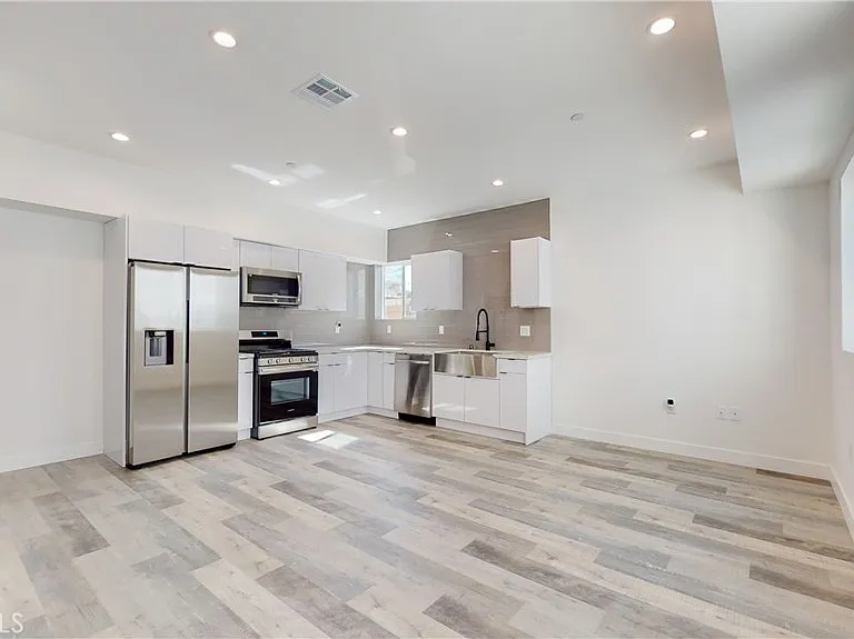 236 N Burlington Ave — Photo 8