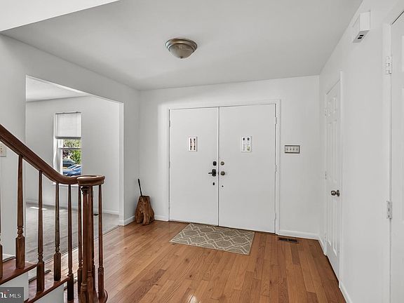 5th image of 25 Woodbury Dr
