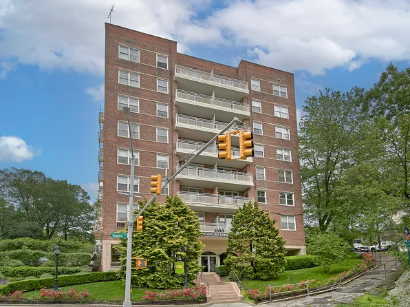 609 Kappock Street image 2 of 26