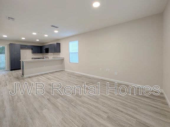 4th image of 833 Bridier St