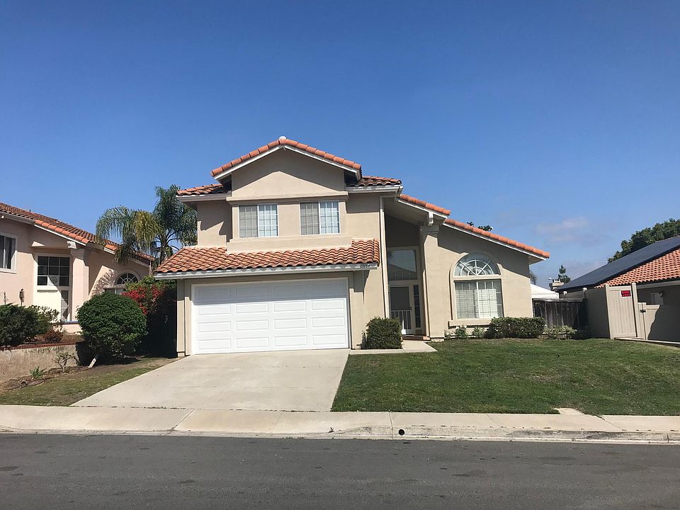 3 bedroom / 2.5 bath oasis in Rancho Penasquitos. House with large vaulted ceilings and bright light.