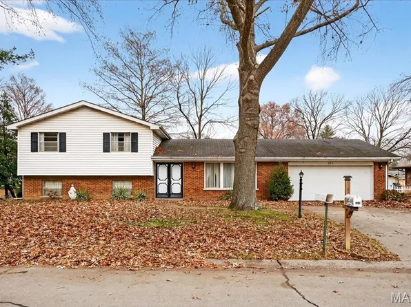 521 Leawood Dr, Swansea, IL 62226