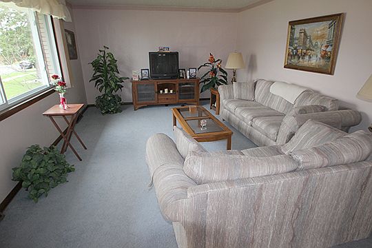 4th image of 84 W Cherbourg Dr