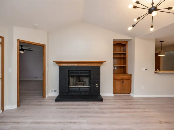 8142 Dellwood Dr, Urbandale, IA 50322