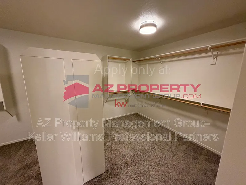 5 bed, 2.5 bath, 3694 sqft, $2,650 — Photo 4
