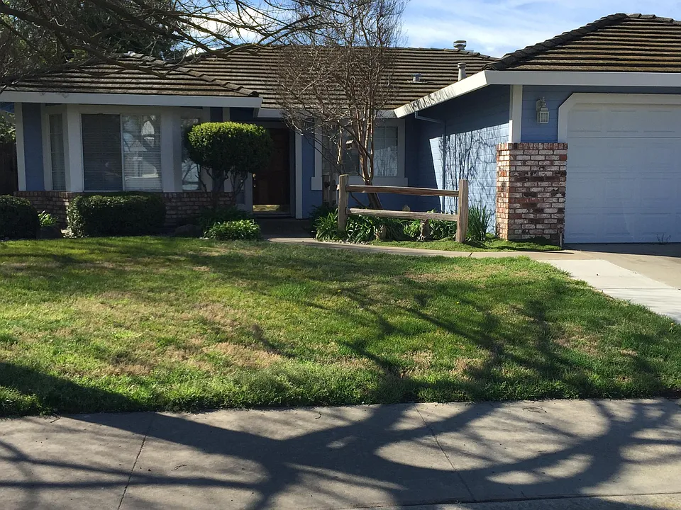 922 W Springer Dr
