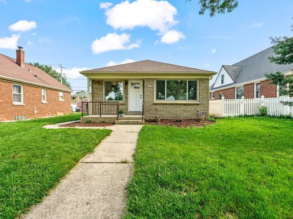 8221 West Lorraine PLACE, Milwaukee, WI 53222