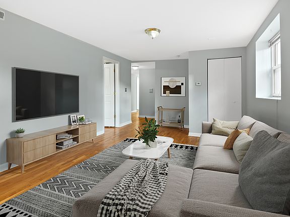 4th image of 2501 N Avers Ave #G