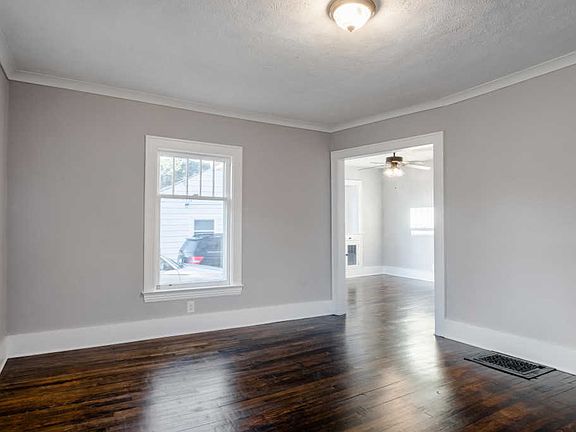5th image of 2835 Coit Ave NE