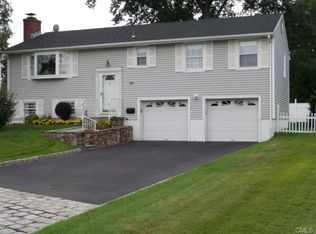 11 Macintosh Rd, Norwalk, CT 06851