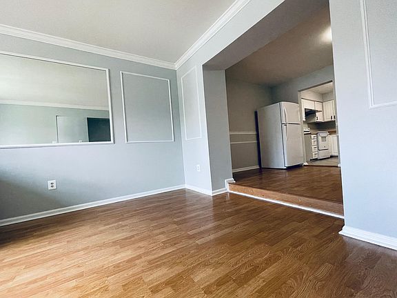 4th image of 144 Deer Park Ln