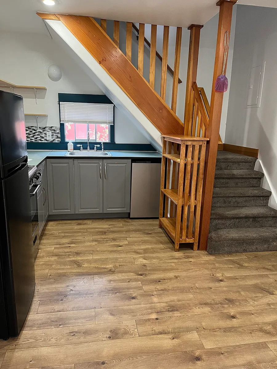 Small but fully functional kitchen. - 928 Wilson St