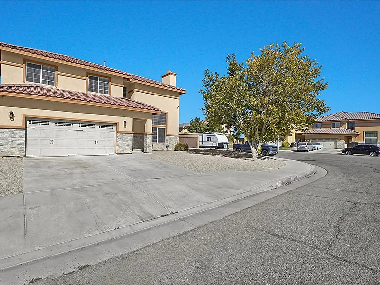 2141 E Nugent St — Photo 2