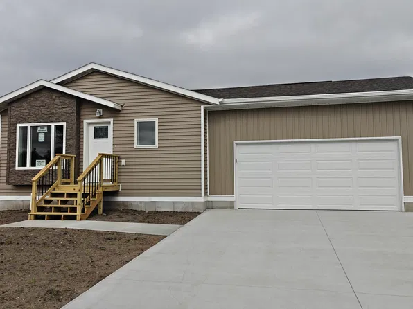 160 Indianhead Dr, Mitchell, SD 57301