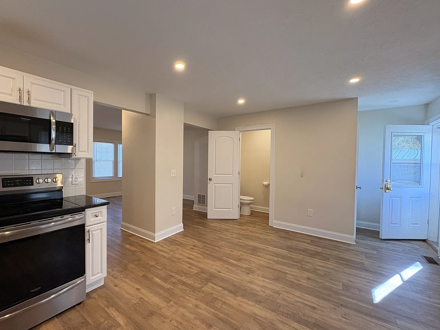 3 bed, 1.5 bath, 1140 sqft, $2,200 — Photo 2