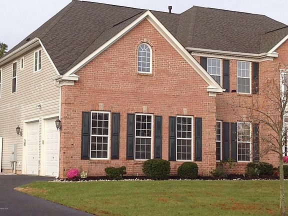 3rd image of 1387 Bridport Dr