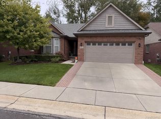 29912 Trailwood Dr, Warren, MI 48092