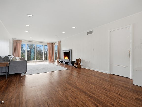 3rd image of 2125 Heatherly Rd