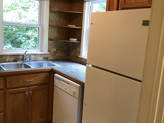 3rd image of 32 W Louise St