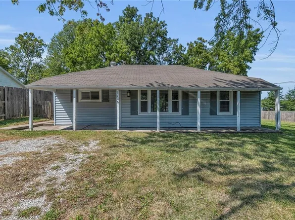 7106 NE Kranz Rd, Gladstone, MO 64118