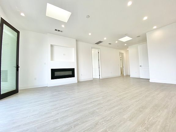 5th image of 1435 Glenville Dr #2