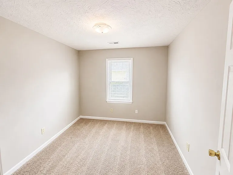 633 Winthrop Ct — Photo 13