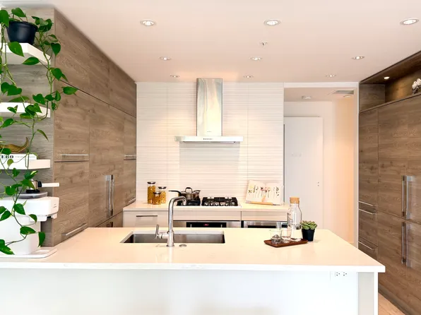 7388 Kingsway #911, Burnaby, BC V3N 0G9