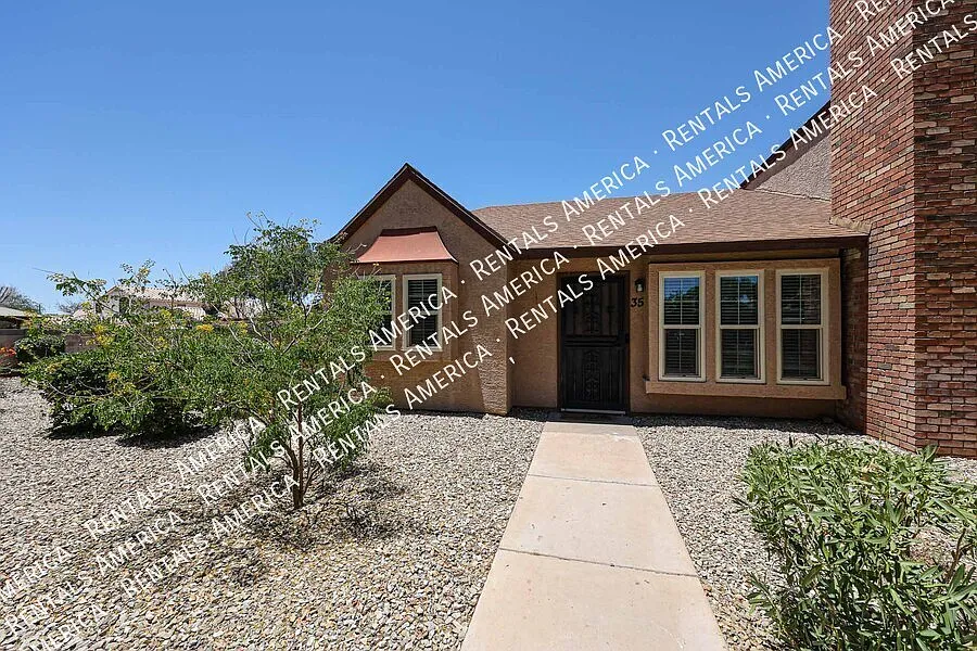 Peoria Condo - 4 Bedrooms, 2 Bathrooms, Prime Location — Photo 2