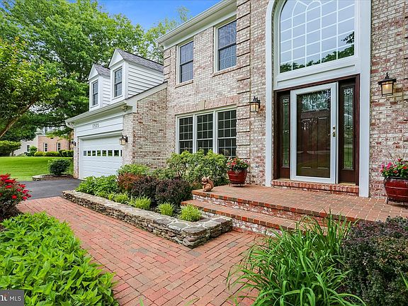 3rd image of 17525 Applewood Ln