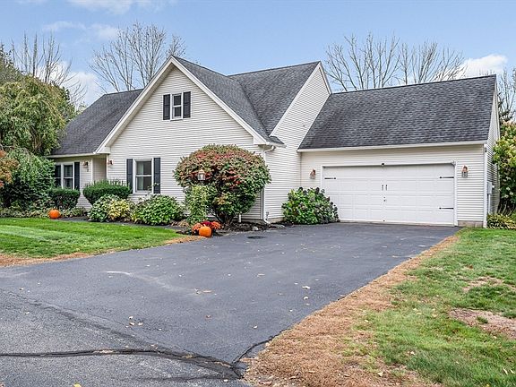 3rd image of 6 Lilacwood Cir