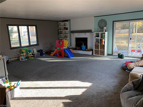 3rd image of 4833 Hollyview Dr