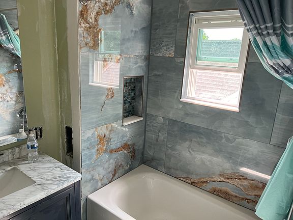Upstairs full bathroom