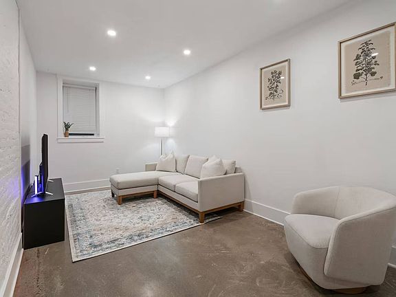 4th image of 412 1/2 E 24th St