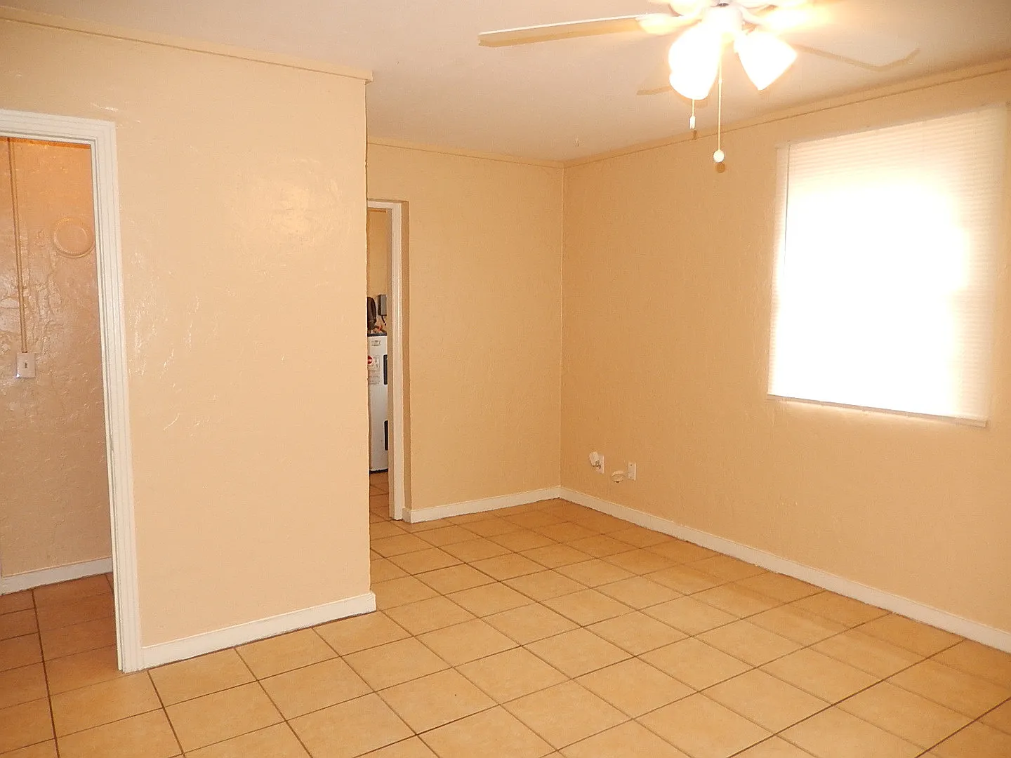 NICE 3/1 House w/ Tile Floors, Washer/Dryer, Split Plan, & Large Yard! $1150/month Avail NOW! — Photo 3