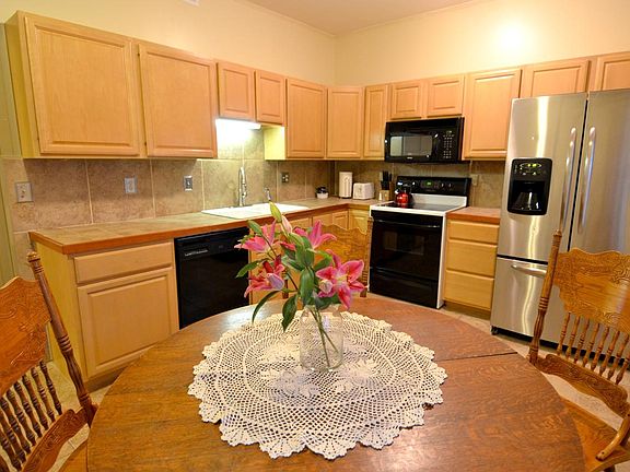 Charming and bright Eat-in kitchen