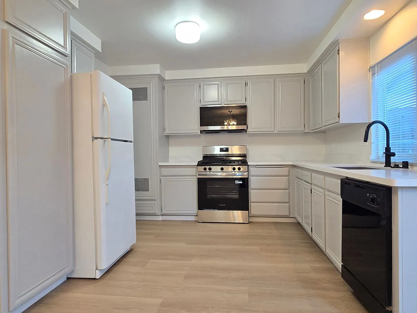Spacious 2-Story Townhome, A/C, Pool, Renovated Inside, Wood Flooring, Beautiful Complex, Private... — Photo 2