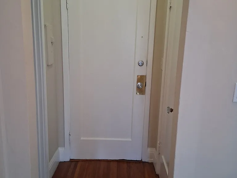 Claremont Towers Apartments — Photo 30