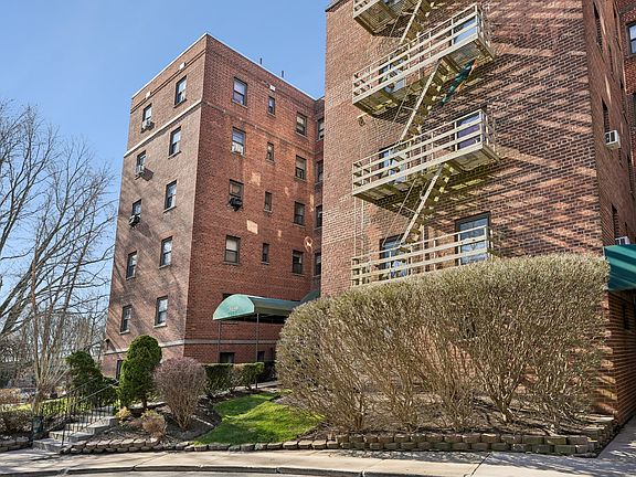 2nd image of 2329 Hudson Ter APT E9