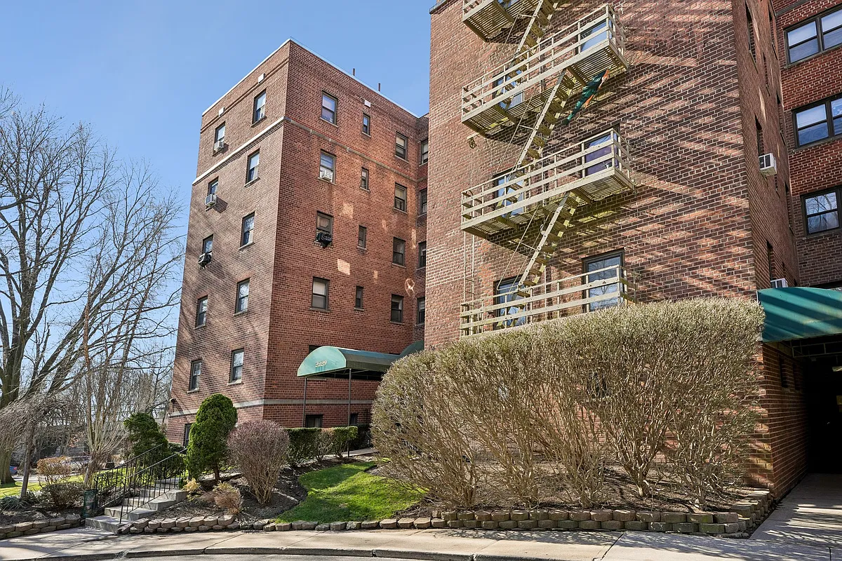 Building Photo - 2329 Hudson Ter #E9