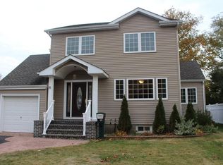 18 Sherman Rd, Farmingdale, NY 11735