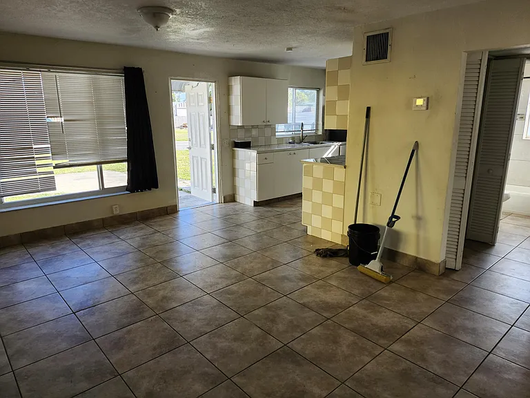 1102 James Rd — Photo 7