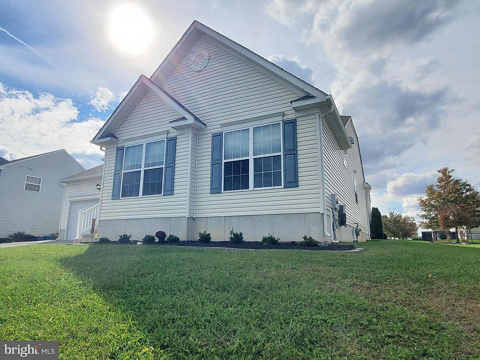 1st image of 207 Stonebridge Dr