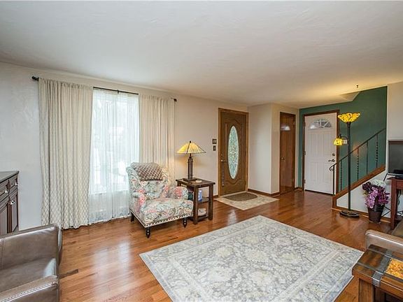 LIVINF ROOM