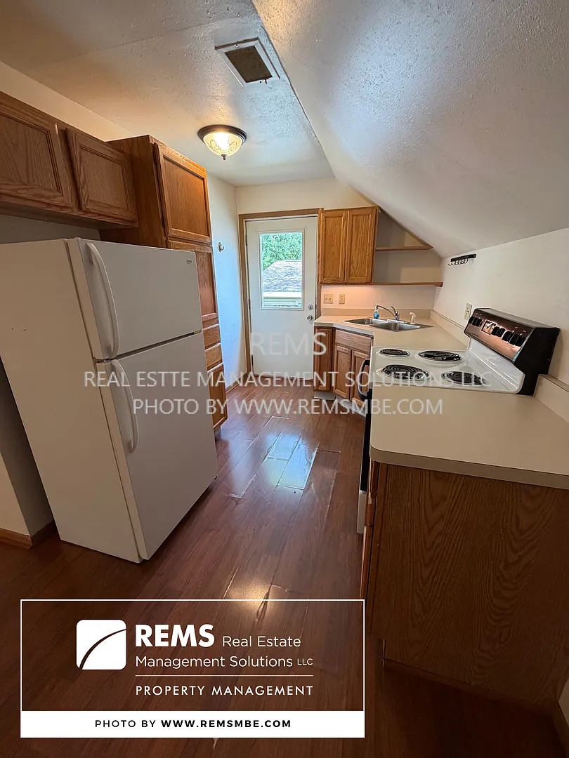 812 Barker Street — Photo 2