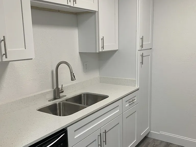 Oak Manor Apartments — Photo 30