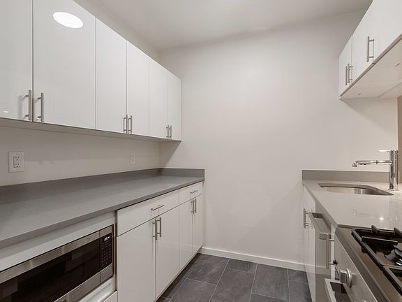 3rd image of 300 E 46th St #17D1