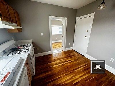 5th image of 31 Adamson St #3
