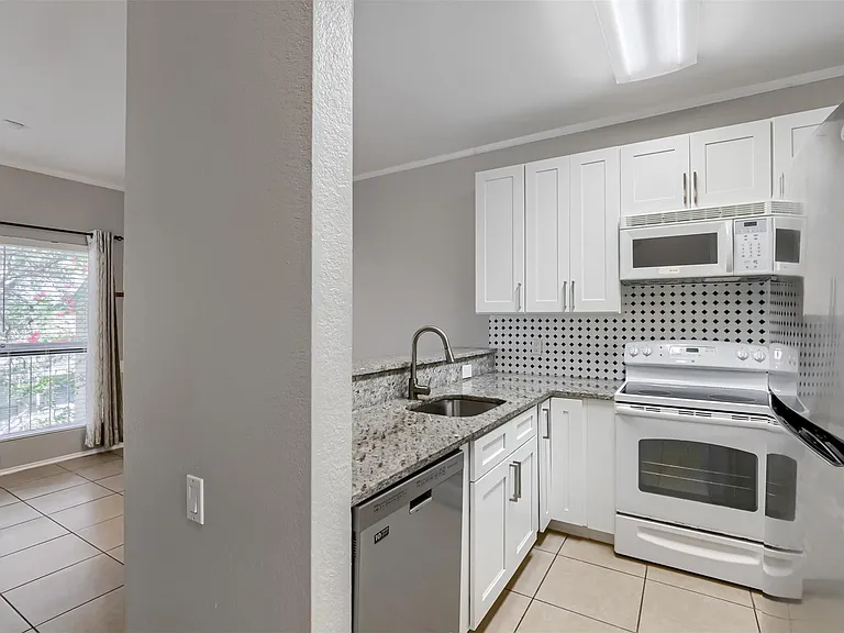 802 S 1st St #206 — Photo 4