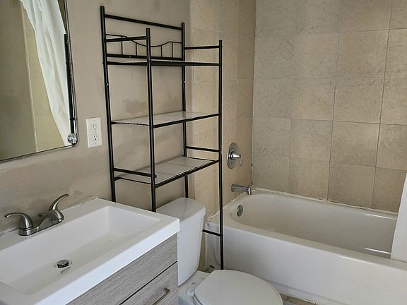 2nd image of 416.5 W Elm St #416.5